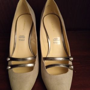 Tan fabric, double-strapped, pointed-toe shoe. Size 9m, 2inch heel. Brand new.